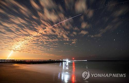 지난 2월 스타링크 위성 쏘아 올리는 스페이스X의 팰컨9 로켓 [로이터 연합뉴스 자료사진. 재판매 및 DB 금지]
