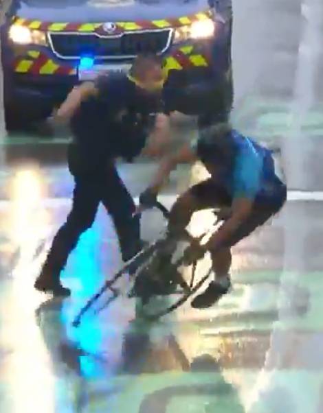 투르 드 프랑스 제17구간 경기에 난입했다가 경비원에게 제압당하는 남성 [X 캡처]