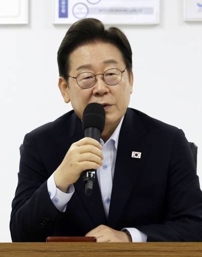 이재명 대통령이 25일 경기 시흥시 SPC 삼립 시화공장에서 열린 산업재해 근절 현장 노사간담회에 참석한 모습. [사진제공] 연합뉴스