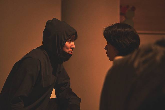 김태준 감독은 작품 캐스팅과 관련해 "평소 장르물에서 인상 깊은 연기를 보여준 염혜란 배우가 은화 역을 맡는다면 뻔하지 않을 거라고 생각했다"며 "서현우 배우는 민낯을 좀 보고 싶었다. 본인이 가진 순수한 에너지를 가지고 있더라. 후반부에 30분 이상 감정을 폭발적으로 올려야하는데 잘 소화했다"고 전했다. 넷플릭스 제공