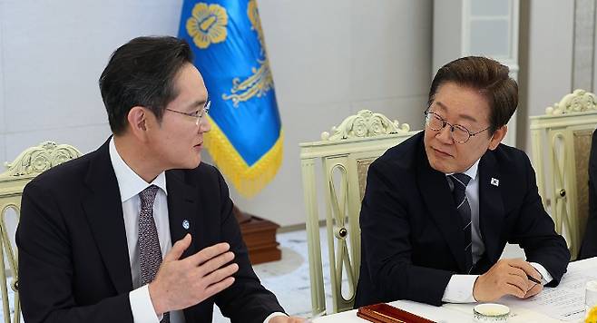 이재명 대통령이 서울 용산 대통령실에서 열린 6경제단체·기업인 간담회에서 이재용 삼성전자 회장의 발언을 듣고 있다. 연합뉴스
