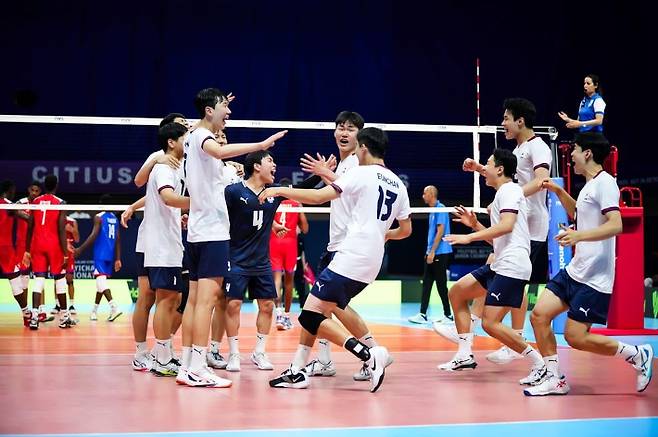 승리 후 기뻐하는 U-19 남자배구 대표팀 선수들. FIVB 홈피 캡처
