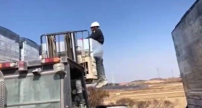 스리랑카에서 온 이주노동자 A씨가 2월 26일 정오 전남 나주의 한 공장에서 화물에 결박당하고 지게차로 들어 올려지는 상황. 전남 이주 노동자 인권 네트워크 제공