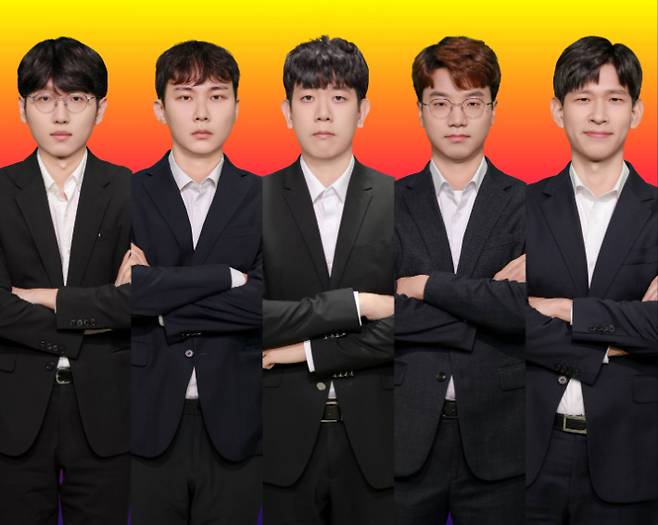 세계바둑최강전에 출전하는 한국 대표팀.  사진 왼쪽부터 한국랭킹 1위 신진서, 2위 박정환, 3위 강동윤, 5위 안성준, 7위 이지현. 한국기원 제공