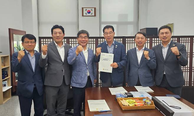 전라남도의회 전라남특별자치도 추진지원 특별위원회가 24일 오후 국회에서 신정훈 행정안전위원회 위원장을 면담하고, 「전라남특별자치도 설치 특별법제정」제정 등에 대한 적극적인 협력을 요청했다. 전남도의회 제공