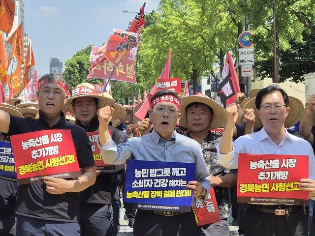 송종만 한국후계농업경영인 경북도연합회장(왼쪽부터), 최흥식 한농연 중앙회장, 이만희 국민의힘 의원(경북 영천·청도)이 25일 서울 용산구 대통령실 인근에서 열린 ‘한미 상호관세 협상 농축산물 장벽 철폐 반대 경북농민대회’에서 구호를 외치고 있다.한국후계농업경영인 경북도연합회가 25일 서울 용산구 대통령실 인근에서 개최한 ‘한미 상호관세 협상 농축산물 장벽 철폐 반대 경북농민대회’에서 농민들이 미국의 시장 개방 요구로 농업·농촌이 고사 위기에 처했다며 장례 퍼포먼스를 진행하고 있다.