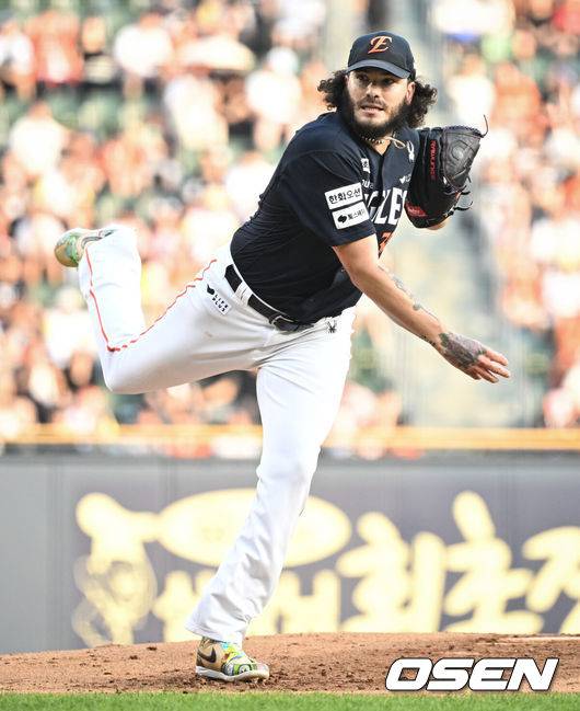 [OSEN=잠실, 조은정 기자]24일 오후 서울 잠실야구장에서 2025 신한 SOL Bank KBO리그 두산 베어스와 한화 이글스의 경기가 열렸다.이날 두산은 최승용, 한화는 폰세를 선발로 내세웠다.1회말 한화 선발 폰세가 역투하고 있다. 2025.07.24 /cej@osen.co.kr