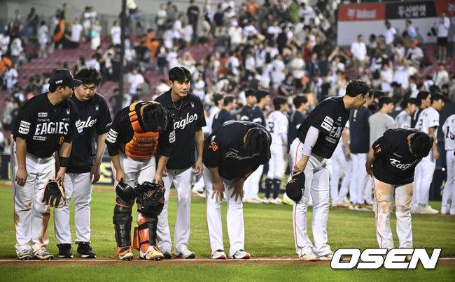[OSEN=잠실, 조은정 기자]한화 이글스와 두산 베어스가&nbsp;연장 접전 끝 승부를 가리지 못했다.프로야구 한화 이글스는 24일 서울 잠실구장에서 열린 2025 신한 SOL뱅크 KBO리그 두산 베어스와의 시즌 12차전에서 연장 11회 끝 4-4 무승부를 거뒀다.&nbsp;무승부를 거둔 양팀이 관중을 향해 인사하고 있다. 2025.07.24