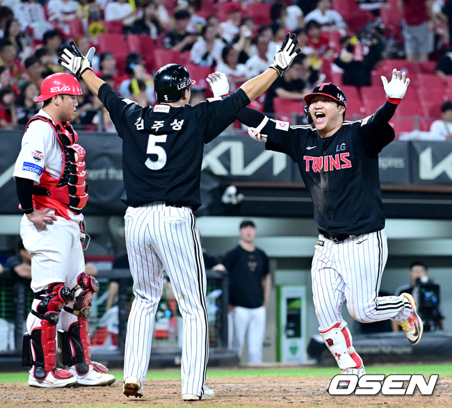 [OSEN=광주, 최규한 기자] 23일 광주-기아 챔피언스필드에서 ‘2025 신한 SOL Bank KBO리그’ KIA 타이거즈와 LG 트윈스의 경기가 열렸다.홈팀 KIA는 김도현, 방문팀 LG는 요니 치리노스를 선발로 내세웠다.연장 10회초 무사 1루 상황 LG 문보경이 다시 앞서가는 좌월 투런포를 날리고 홈을 밟은 뒤 김주성과 기뻐하고 있다. 2025.07.23 / dreamer@osen.co.kr