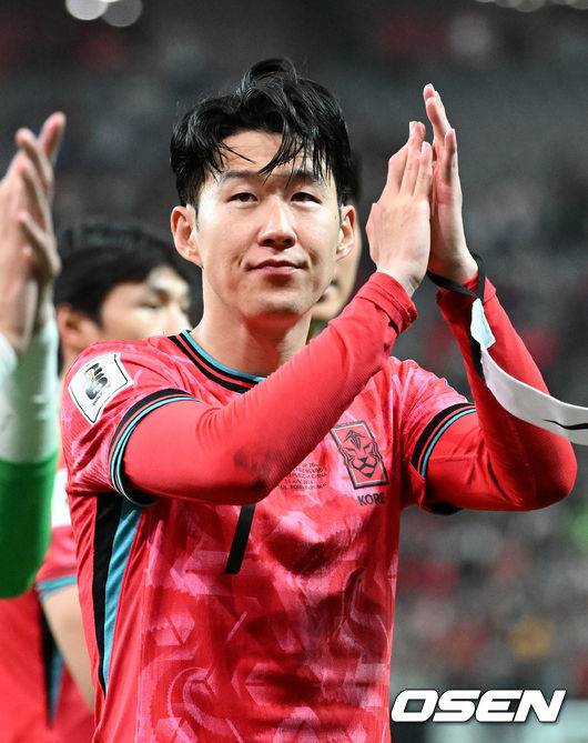 [OSEN=서울월드컵경기장, 이대선 기자] 중국이 예고했던 놀랄 일은 없었다. 한국이 무난하게 중국을 잡아내며 '공한증'&nbsp;역사를 이어갔다.김도훈 임시 감독이 이끄는 대한민국 축구대표팀은 11일 오후 8시 서울월드컵경기장에서 열린 2026 국제축구연맹(FIFA) 북중미 월드컵 아시아 2차 예선 C조 6차전에서 중국을 1-0으로 꺾었다.후반 대한민국 손흥민이 관중석을 향해 인사를 하고 있다. 2024.06.11 /sunday@osen.co.kr