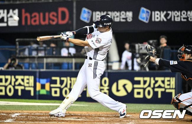 [OSEN=잠실, 조은정 기자]24일 오후 서울 잠실야구장에서 2025 신한 SOL Bank KBO리그 두산 베어스와 한화 이글스의 경기가 열렸다.이날 두산은 최승용, 한화는 폰세를 선발로 내세웠다.7회말 무사 1루 두산 김재환이 역전 투런 홈런을 날리고 있다. 2025.07.24 /cej@osen.co.kr