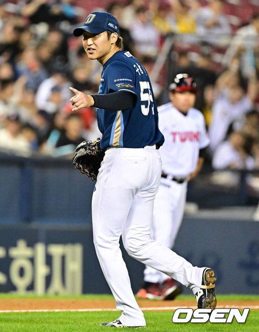 [OSEN=잠실, 지형준 기자] 22일 오후 서울 잠실야구장에서 ‘2023 신한은행 SOL KBO리그’ LG 트윈스와 NC 다이노스의 경기가 열렸다.5회말 1사 1루에서 NC 구창모가 LG 문보경을 3루수 병살로 처리하며 기뻐하고 있다. 2023.09.22 /jpnews@osen.co.kr