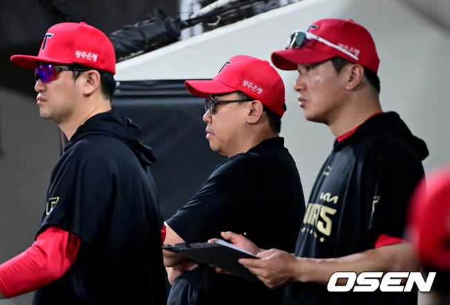 [OSEN=광주, 최규한 기자] 24일 광주-기아 챔피언스필드에서 ‘2025 신한 SOL Bank KBO리그’ KIA 타이거즈와 LG 트윈스의 경기가 열렸다.홈팀 KIA는 양현종, 방문팀 LG는 손주영을 선발로 내세웠다.9회말 공격 때 KIA 이범호 감독이 생각에 잠겨 있다. 2025.07.24 / dreamer@osen.co.kr