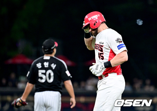 [OSEN=광주, 최규한 기자] 23일 광주-기아 챔피언스필드에서 ‘2025 신한 SOL Bank KBO리그’ KIA 타이거즈와 LG 트윈스의 경기가 열렸다.홈팀 KIA는 김도현, 방문팀 LG는 요니 치리노스를 선발로 내세웠다.9회말 무사 1루 상황 KIA 위즈덤이 병살타를 친 뒤 더그아웃으로 향하고 있다. 2025.07.23 / dreamer@osen.co.kr