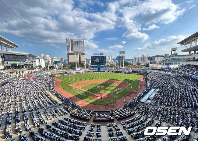 [OSEN=창원, 이석우 기자] 15일 창원 NC파크에서 2023 신한은행 SOL KBO리그 NC 다이노스와 삼성 라이온즈의 경기가 열렸다. 올시즌 홈 마지막 경기에 만원을 기록 이번 시즌 2번째, NC파크 총 4번째 만원을 기록했다. 2023.10.15 / foto0307@osen.co.kr