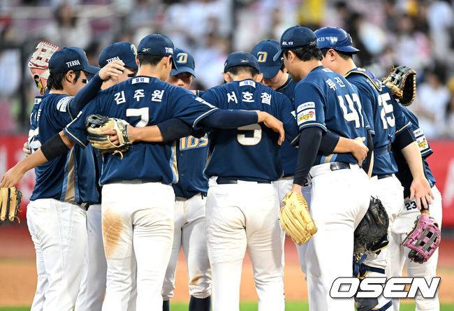 [OSEN=수원, 이대선 기자] 프로야구 NC 다이노스가 치열한 투수전에서 승리하며 주말 3연전에서 1승 1패를 나눠가졌다.&nbsp;NC는 22일 수원 KT위즈파크에서 열린 ‘2025 신한은행 SOL Bank KBO리그’ KT 위즈와의 경기에서 2-0으로 승리했다. 이날 승리로 주말 3연전에서 우천취소 1경기와 1승 1패를 거두고 홈구장으로 돌아가게 됐다.경기 종료 후 NC 선수들이 승리의 기쁨을 나누고 있다. 2025.06.22 /sunday@osen.co.kr