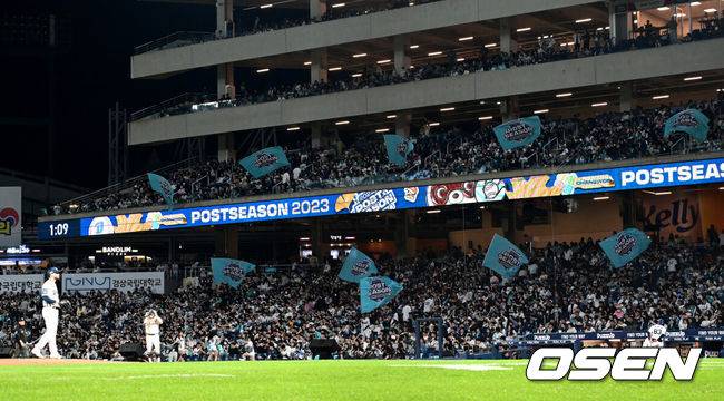 [OSEN=창원, 지형준 기자] 2일 오후 창원 NC파크에서 ‘2023 신한은행 SOL KBO 포스트시즌 플레이오프’ 3차전 NC 다이노스와 KT 위즈의 경기가 열렸다.매진을 기록한 가운데 NC 팬들이 열띤 응원을 선보이고 있다. 2023.11.02 /jpnews@osen.co.kr