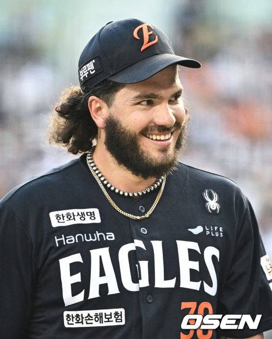 [OSEN=잠실, 조은정 기자]24일 오후 서울 잠실야구장에서 2025 신한 SOL Bank KBO리그 두산 베어스와 한화 이글스의 경기가 열렸다.이날 두산은 최승용, 한화는 폰세를 선발로 내세웠다.2회말 이닝을 마친 한화 폰세고 미소를 지으며 더그아웃으로 향하고 있다. 2025.07.24 /cej@osen.co.kr