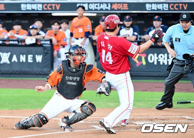 [OSEN=대전, 최규한 기자] 25일 대전 한화생명볼파크에서 ‘2025 신한 SOL Bank KBO리그’ 한화 이글스와 SSG 랜더스의 경기가 열렸다.홈팀 한화는 라이언 와이스, 방문팀 SSG는 드류 앤더슨을 선발로 내세웠다.1회초 2사 2루 상황 SSG 에레디아의 안타 때 홈으로 쇄도한 주자 최정이 홈에서 한화 포수 최재훈의 태그에 걸려 아웃되고 있다. 2025.07.25 / dreamer@osen.co.kr