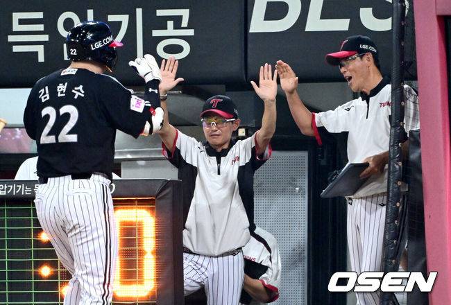[OSEN=광주, 최규한 기자] 24일 광주-기아 챔피언스필드에서 ‘2025 신한 SOL Bank KBO리그’ KIA 타이거즈와 LG 트윈스의 경기가 열렸다.홈팀 KIA는 양현종, 방문팀 LG는 손주영을 선발로 내세웠다.8회초 무사 2, 3루 상황 LG 김현수가 달아나는 우중간 스리런포를 날리고 홈을 밟은 뒤 염경엽 감독과 기뻐하고 있다. 2025.07.24 / dreamer@osen.co.kr