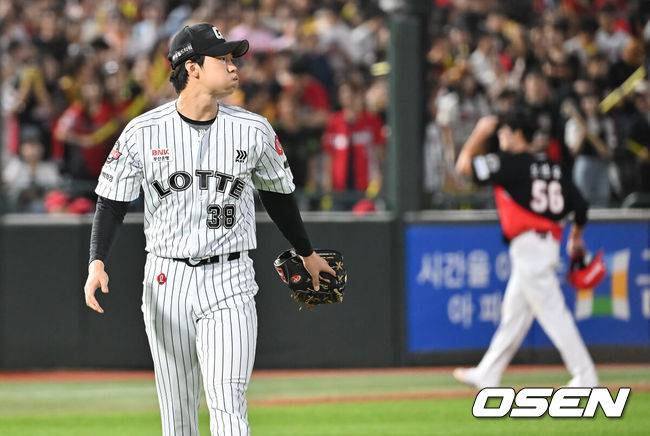 [OSEN=부산, 이석우 기자] 25일 부산 사직야구장에서 2025 신한 SOL 뱅크 KBO 리그 롯데 자이언츠와 KIA 타이거즈의 경기가 열렸다. 홈팀 롯데는 데이비슨이, 방문팀 KIA는 김건국이 선발 출전했다.롯데 자이언츠 홍민기가 7회초 2사 2,3루 KIA 타이거즈 나성범을 삼진으로 잡고 역전 위기를 막은 후 깊은 안도의 숨을 쉬고 있다. 2025.07.25 / foto0307@osen.co.kr