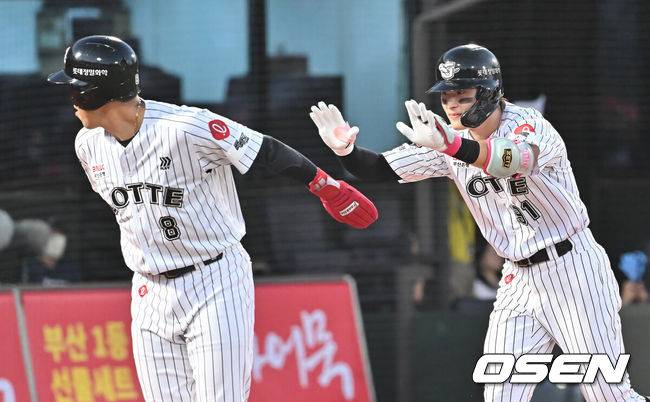 [OSEN=부산, 이석우 기자] 25일 부산 사직야구장에서 2025 신한 SOL 뱅크 KBO 리그 롯데 자이언츠와 KIA 타이거즈의 경기가 열렸다. 홈팀 롯데는 데이비슨이, 방문팀 KIA는 김건국이 선발 출전했다.롯데 자이언츠 윤동희가 4회말 1사 1루 좌월 역전 2점 홈런을 치고 전준우와 하이파이브를 하고 있다. 2025.07.25 / foto0307@osen.co.kr