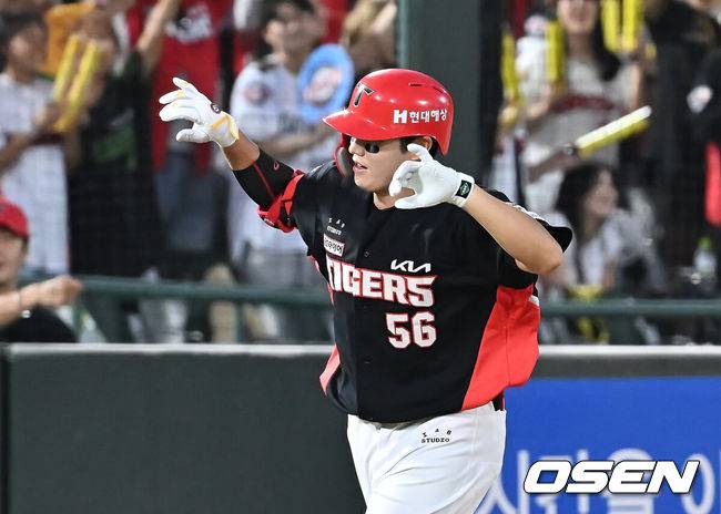 [OSEN=부산, 이석우 기자] 25일 부산 사직야구장에서 2025 신한 SOL 뱅크 KBO 리그 롯데 자이언츠와 KIA 타이거즈의 경기가 열렸다. 홈팀 롯데는 데이비슨이, 방문팀 KIA는 김건국이 선발 출전했다.KIA 타이거즈 오선우가 5회초 2사 1루 중월 동점 2점 홈런을 치고 세리머니를 하고 있다. 2025.07.25 / foto0307@osen.co.kr