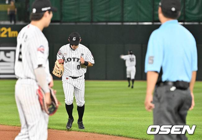 [OSEN=부산, 이석우 기자] 25일 부산 사직야구장에서 2025 신한 SOL 뱅크 KBO 리그 롯데 자이언츠와 KIA 타이거즈의 경기가 열렸다. 홈팀 롯데는 데이비슨이, 방문팀 KIA는 김건국이 선발 출전했다.롯데 자이언츠 황성빈이 7회초 1사 KIA 타이거즈 박찬호의 타구를 놓친 후 김동혁과 교체되고 있다. 2025.07.25 / foto0307@osen.co.kr