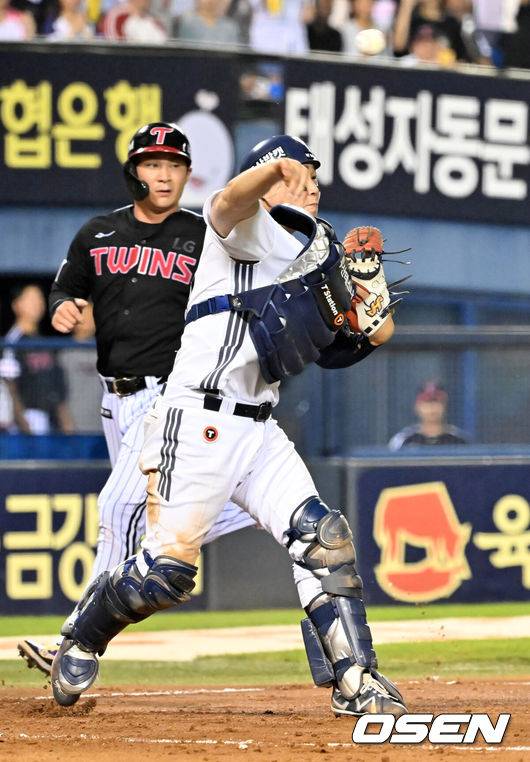 [OSEN=잠실, 민경훈 기자] 25일 오후 서울 잠실야구장에서 2025 신한 SOL Bank KBO리그 두산 베어스와 LG 트윈스의 경기가 열렸다.이날 두산은 콜어빈, LG는 에르난데스를 선발로 내세웠다.9회초 1사 주자 만루 LG 박해민의 1루수 앞 땅볼때 홈에서 오지환을 포스아웃 시킨 두산 양의지가 1루로 송구를 하며 실책을 범하고 있다. 2025.07.25 / rumi@osen.co.kr