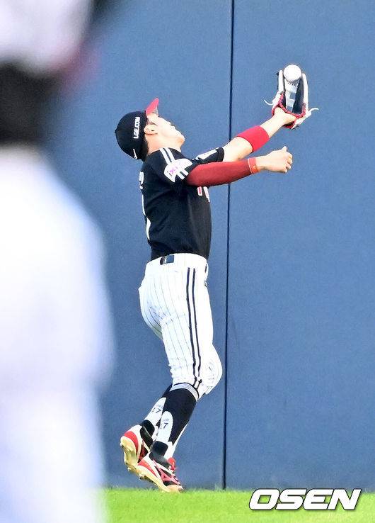 [OSEN=잠실, 민경훈 기자] 25일 오후 서울 잠실야구장에서 2025 신한 SOL Bank KBO리그 두산 베어스와 LG 트윈스의 경기가 열렸다.이날 두산은 콜어빈, LG는 에르난데스를 선발로 내세웠다.1회말 무사 주자 1루 두산 케이브의 중견수 뒤 2루타때 LG 중견수 박해민이 타구를 잡았다 놓치고 있다. 2025.07.25 / rumi@osen.co.kr