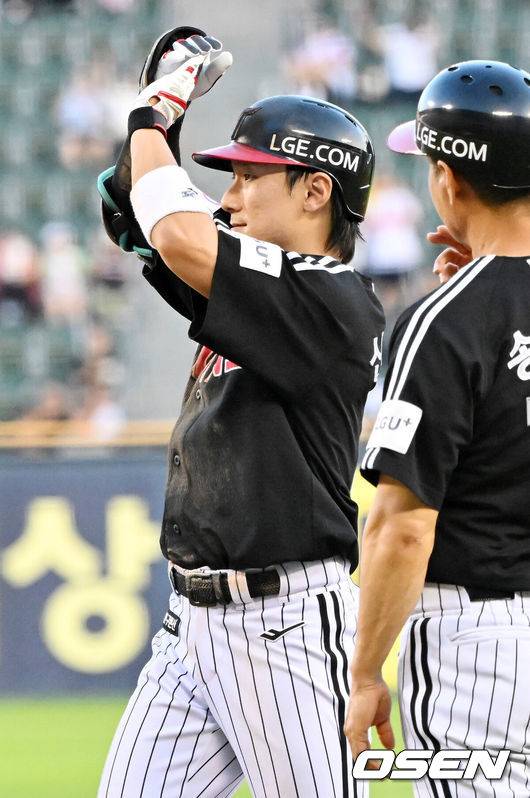 [OSEN=잠실, 민경훈 기자] 25일 오후 서울 잠실야구장에서 2025 신한 SOL Bank KBO리그 두산 베어스와 LG 트윈스의 경기가 열렸다.이날 두산은 콜어빈, LG는 에르난데스를 선발로 내세웠다.2회초 2사 주자 2,3루 LG 신민재가 좌익수 앞 동점 2타점 적시타를 때린 후 세리머니를 하고 있다. 2025.07.25 / rumi@osen.co.kr