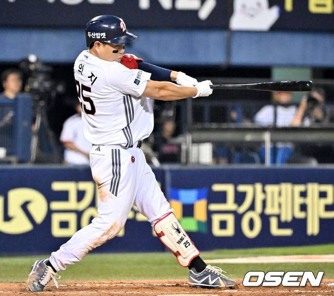 [OSEN=잠실, 민경훈 기자] 25일 오후 서울 잠실야구장에서 2025 신한 SOL Bank KBO리그 두산 베어스와 LG 트윈스의 경기가 열렸다.이날 두산은 콜어빈, LG는 에르난데스를 선발로 내세웠다.4회말 무사 주자 1,3루 두산 양의지가 중견수 앞 1타점 적시타를 때리고 있다. 2025.07.25 / rumi@osen.co.kr