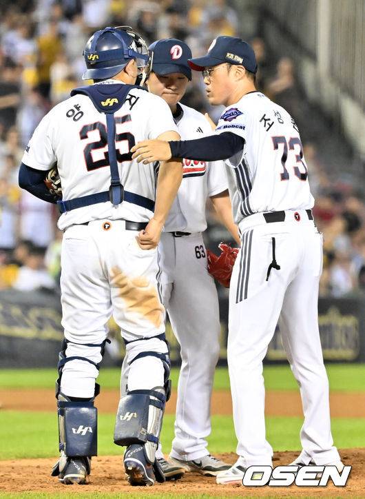 [OSEN=잠실, 민경훈 기자] 25일 오후 서울 잠실야구장에서 2025 신한 SOL Bank KBO리그 두산 베어스와 LG 트윈스의 경기가 열렸다.이날 두산은 콜어빈, LG는 에르난데스를 선발로 내세웠다.9회초 1사 주자 1,2루 LG 박관우 타석에서 마운드에 오른 두산 조성환 감독 대행이 김택연과 양의지에게 얘기를 하고 있다 . 2025.07.25 / rumi@osen.co.kr