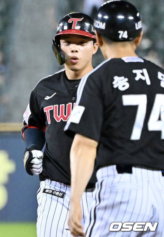 [OSEN=잠실, 민경훈 기자] 25일 오후 서울 잠실야구장에서 2025 신한 SOL Bank KBO리그 두산 베어스와 LG 트윈스의 경기가 열렸다.이날 두산은 콜어빈, LG는 에르난데스를 선발로 내세웠다.9회초 2사 주자 만루 LG 문성주 좌익수 앞 2타점 적시타를 때린 후 1루에서 기뻐하고 있다. 2025.07.25 / rumi@osen.co.kr