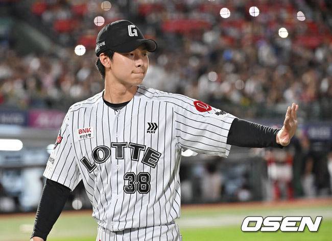 [OSEN=부산, 이석우 기자] 25일 부산 사직야구장에서 2025 신한 SOL 뱅크 KBO 리그 롯데 자이언츠와 KIA 타이거즈의 경기가 열렸다. 홈팀 롯데는 데이비슨이, 방문팀 KIA는 김건국이 선발 출전했다.롯데 자이언츠 홍민기가 8회초 1사 1루 KIA 타이거즈 김태군을 유격수 병살로 잡고 기뻐하고 있다. 2025.07.25 / foto0307@osen.co.kr