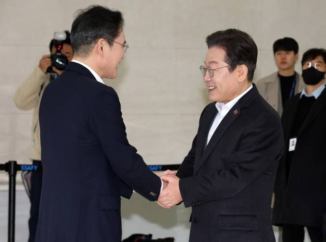 ▲지난 3월 20일 이재명 당시 더불어민주당 대표가 서울 강남구 멀티캠퍼스 역삼 SSAFY 서울캠퍼스에서 열린 청년 취업 지원을 위한 현장 간담회에 참석해 로비에 마중 나온 이재용 삼성전자 회장과 인사하고 있다. ⓒ연합뉴스