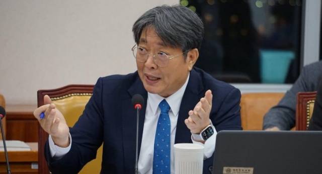 ▲이춘석 의원은 전북지역 일간지인 '전북일보'에 지난 24일 기고한 칼럼을 통해 "하늘은 스스로 돕는 자를 돕고 길은 구하는 자에게 열리기 마련"이라며 "전북정치권은 더욱 치열하게 싸워야 한다"고 촉구했다. ⓒ이춘석 의원실