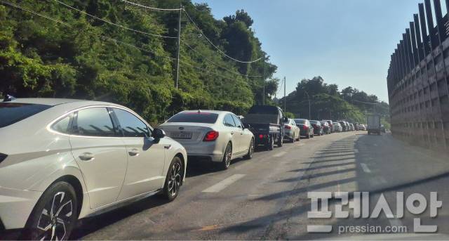 ▲김제 금구 방면 좌회전하려는 차량들이 한쪽 차선에 몰리며 정체가 극심한 모습. ⓒ프레시안