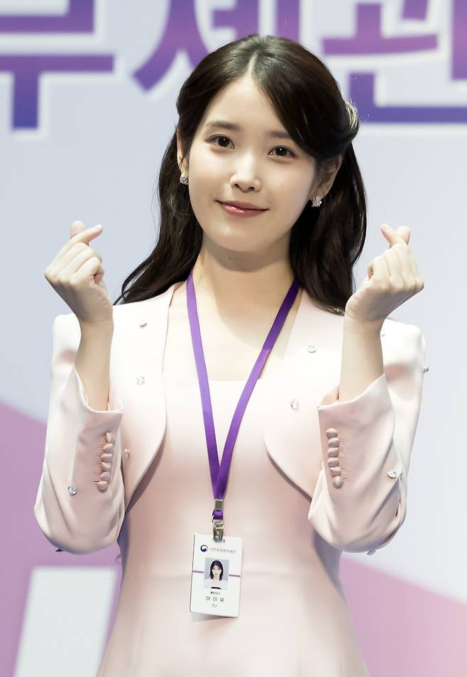 가수 겸 배우 아이유가 25일 인천국제공항에서 열린 인천공항본부세관 홍보대사 위촉식에 참석해 기념촬영을 하고 있다. 뉴시스