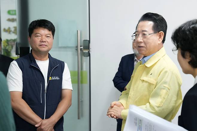 김영록 전남도지사가 25일 나주 공익활동지원센터를 방문, 나주 이주노동자 인권침해 피해자와 면담을 마친 뒤 관계자들과 이야기를 나누고 있다. 전남도 제공