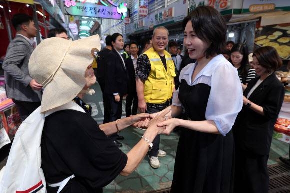 김혜경 여사가 민생회복 소비쿠폰으로 상품을 구매하기 위해 25일 인천 계양구 계양산전통시장을 방문하고 있다.