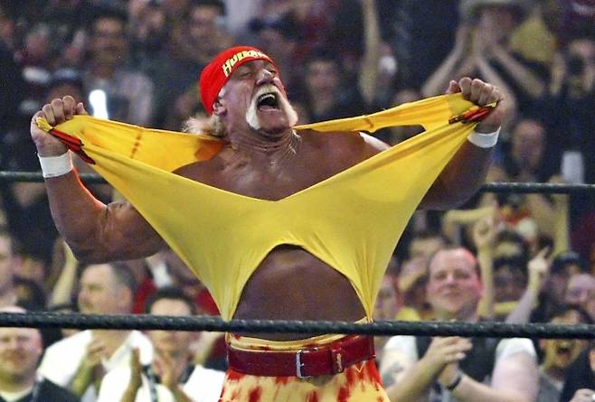 프로레슬러 헐크 호건이 2005년 4월 3일(현지시간) 미국 로스앤젤레스 스테이플스 센터에서 열린 레슬매니아21 경기에서 관중을 열광시키고 있다. AP 연합뉴스