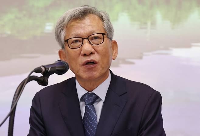 유홍준 ﻿국립중앙박물관장이 24일 서울 용산구 국립중앙박물관에서 취임 사흘 만에 기자 간담회를 열어 “67학번의 마지막 인생을 여기에 쏟겠다”며 각오를 다지고 있다. 연합뉴스