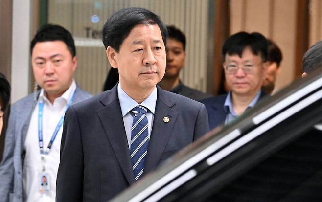 구윤철 기재부 장관 출국 연기 - 미국 워싱턴DC에서 25일(현지시간) 열릴 예정이던 한미 ‘2+2 통상 협상’을 위해 미국으로 출국하려던 구윤철 부총리 겸 기재부 장관이 24일 협상 취소 통보를 받은 뒤 인천국제공항 제2여객터미널에서 굳은 표정으로 나오고 있다. 연합뉴스