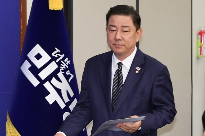 김병기 더불어민주당 당대표 직무대행 겸 원내대표가 25일 서울 여의도 국회에서 열린 최고위원회의에 입장하고 있다. 연합뉴스