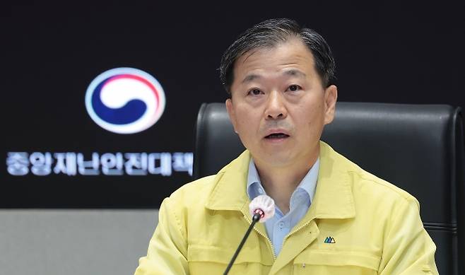 이형훈 보건복지부 제2차관이 25일 서울 종로구 정부서울청사 서울상황센터에서 열린 의사 집단행동 중앙재난안전대책본부 회의에서 발언하고 있다.  연합뉴스