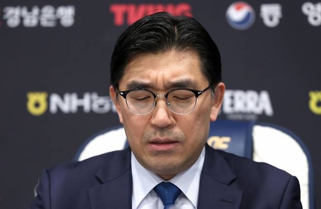 NC 연고지 이전 가능성 언급 - NC 연고지 이전 가능성 언급      (창원=연합뉴스) 김동민 기자 = NC다이노스 이진만 대표가 30일 오후 경남 창원시 마산회원구 창원NC파크에서 야구장 재개장 등과 관련한 브리핑 하고 있다. 2025.5.30     image@yna.co.kr (끝)   <저작권자(c) 연합뉴스, 무단 전재-재배포, AI 학습 및 활용 금지>