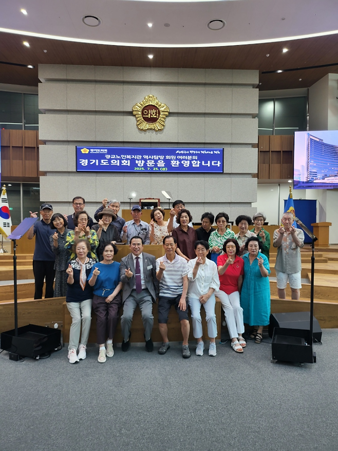 이오수 의원. 7월 25일, 수원시 광교노인복지관 역사탐방 회원들과 함께 역사문화탐방 프로그램 진행. (사진=경기도의회)