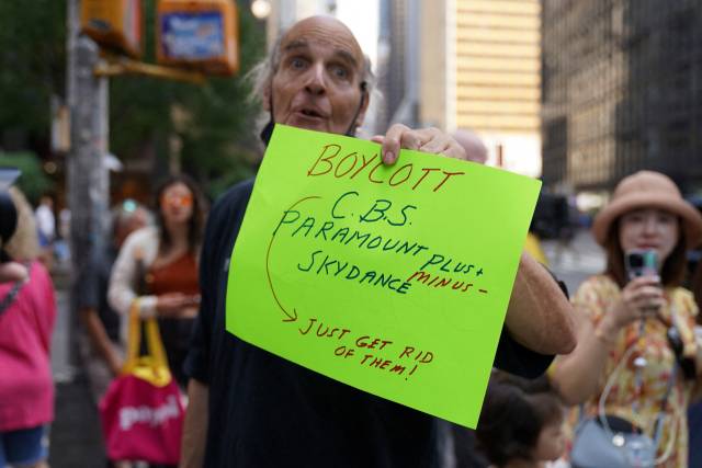 CBS가 ‘더 레이트 쇼 위드 스티븐 콜베어’의 폐지를 발표한 뒤 시민들이 미국 뉴욕시 에드 설리번 극장 앞에서 항의 시위를 벌이고 있다. 2025.07.21. 로이터 연합뉴스