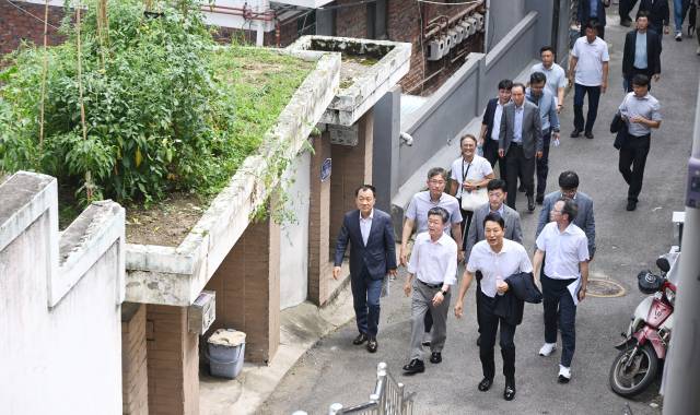 오세훈 서울시장이 24일 서울 중구 신당9구역 주택재개발사업 현장을 방문해 일대를 둘러보며 현황을 파악하고 있다. 신당9구역 재개발사업은 신당동 432-1008번지 일대(구역면적 1만8651㎡)에 공동주택 8개동, 315개 가구와 부대시설을 짓는 사업이다. 오승현 기자 2025.07.24